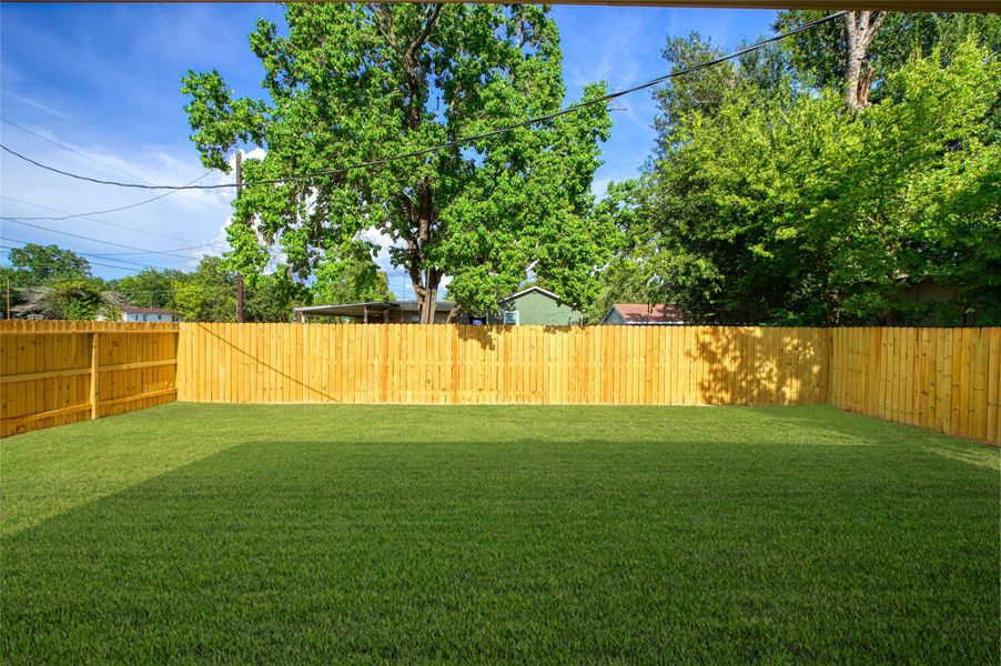 Exterior details and patio area of a home in , Navasota (Image 3).