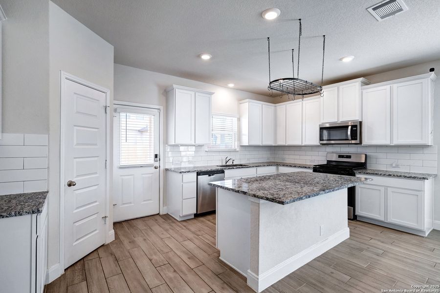 Furnished interior view inside a new home in Steele Creek, Cibolo (Image 10).