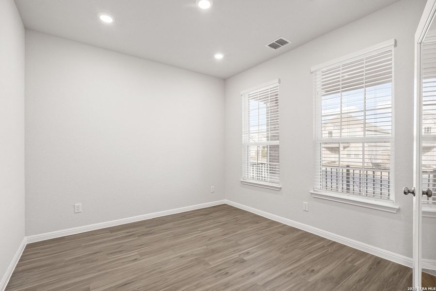 Spacious, unfurnished interior of a new home in Cinco Lakes, San Antonio (Image 12).
