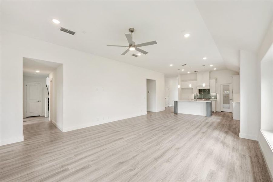 Spacious, unfurnished interior of a new home in Ridge Ranch, Mesquite (Image 16). Spacious, unfurnished interior of a new home in Ridge Ranch, Mesquite (Image 16).