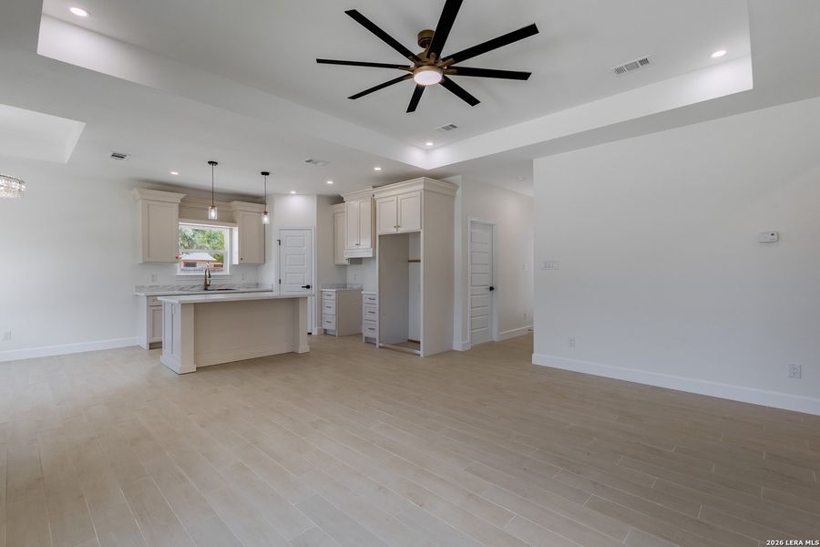 Spacious, unfurnished interior of a new home in , Eagle Pass (Image 31).