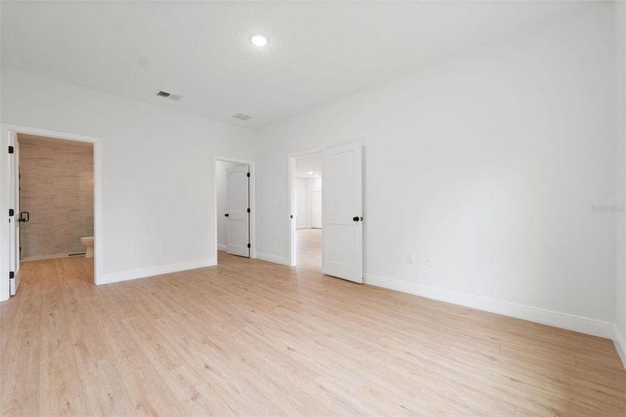 Spacious, unfurnished interior of a new home in , Ocala (Image 25).