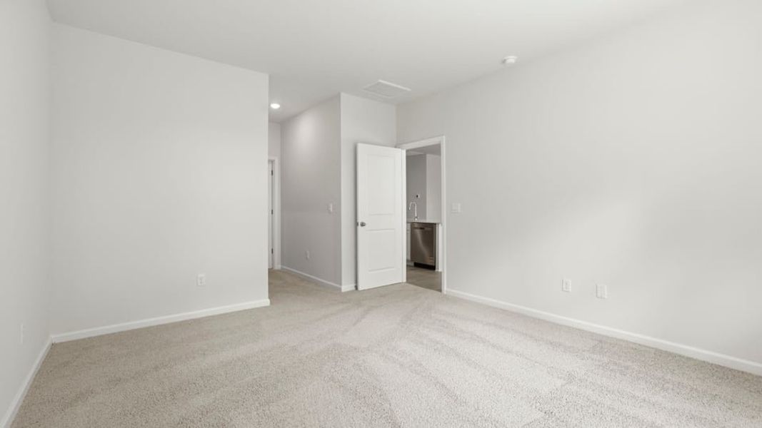 Spacious, unfurnished interior of a new home in Sherwood Gardens, Landrum (Image 32).