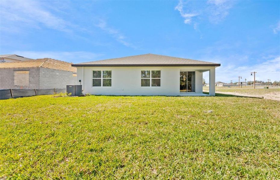 Exterior details and patio area of a home in Oakfield Lakes, Parrish (Image 4).