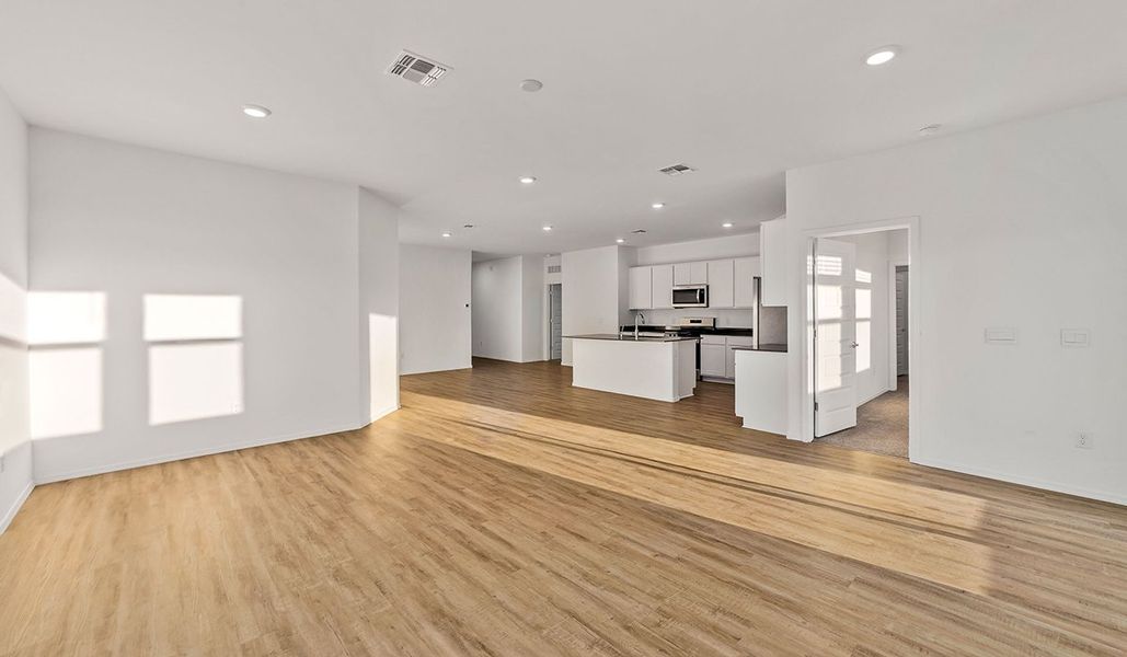 Spacious, unfurnished interior of a new home in Entrada Del Toro at Rancho Sahuarita, Sahuarita (Image 19).