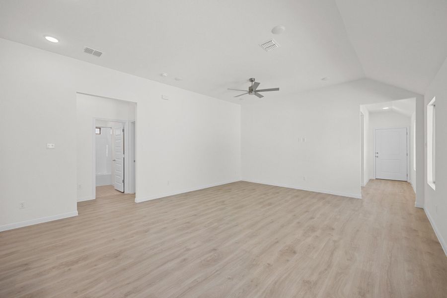 Spacious, unfurnished interior of a new home in Trinity Ranch, Elgin (Image 16).