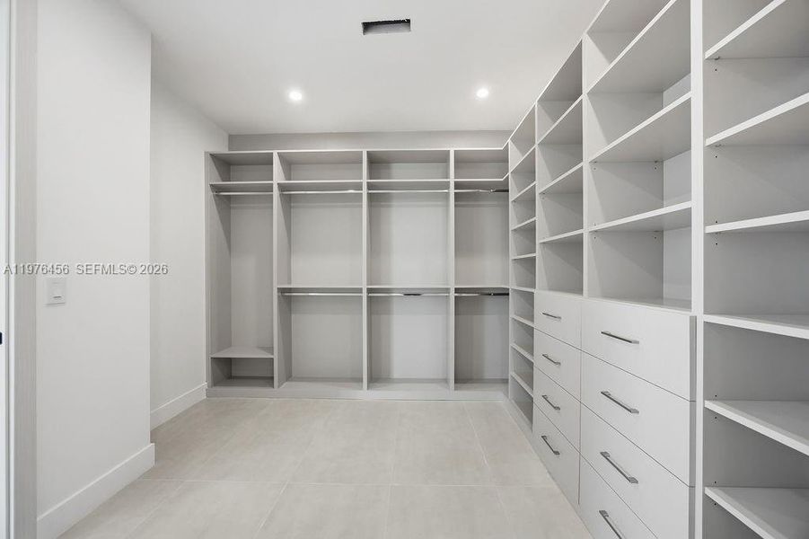 Spacious, unfurnished interior of a new home in , Fort Lauderdale (Image 50).