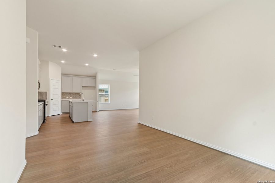 Spacious, unfurnished interior of a new home in Prominence, San Antonio (Image 10).