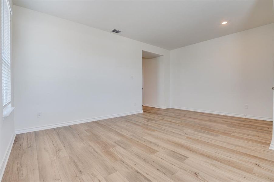 Spacious, unfurnished interior of a new home in Cottonwood Creek, Seagoville (Image 17). Spacious, unfurnished interior of a new home in Cottonwood Creek, Seagoville (Image 17).