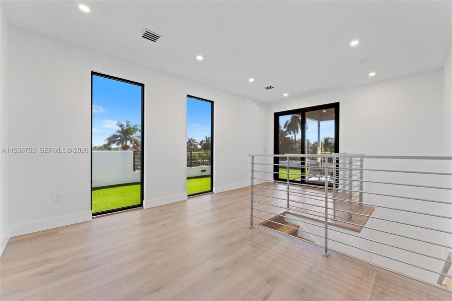 Spacious, unfurnished interior of a new home in , Fort Lauderdale (Image 19).