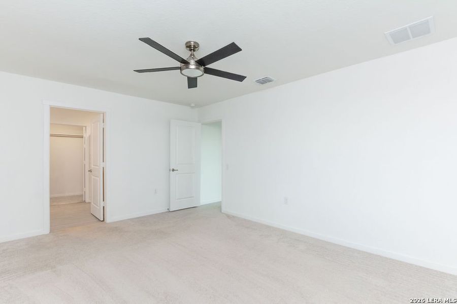 Spacious, unfurnished interior of a new home in Somerset Meadows, San Antonio (Image 24).