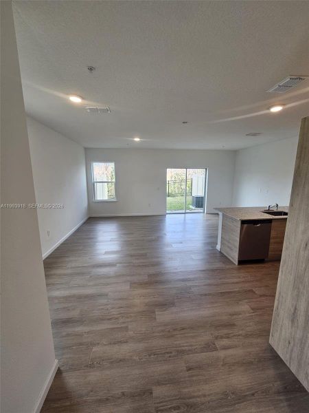 Spacious, unfurnished interior of a new home in , Orlando (Image 12).