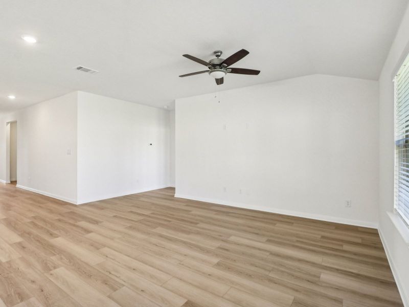 Spacious, unfurnished interior of a new home in Sagebrooke - Classic Series, San Antonio (Image 14).