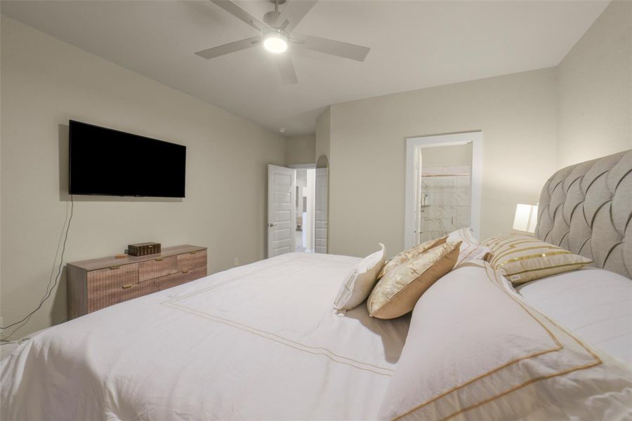 Bright secondary bedroom ideal for guests or family.