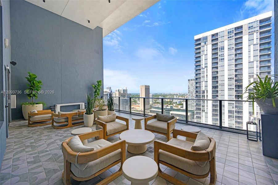 Condo located in Miami, FL showcasing its design and architecture (Image 14).