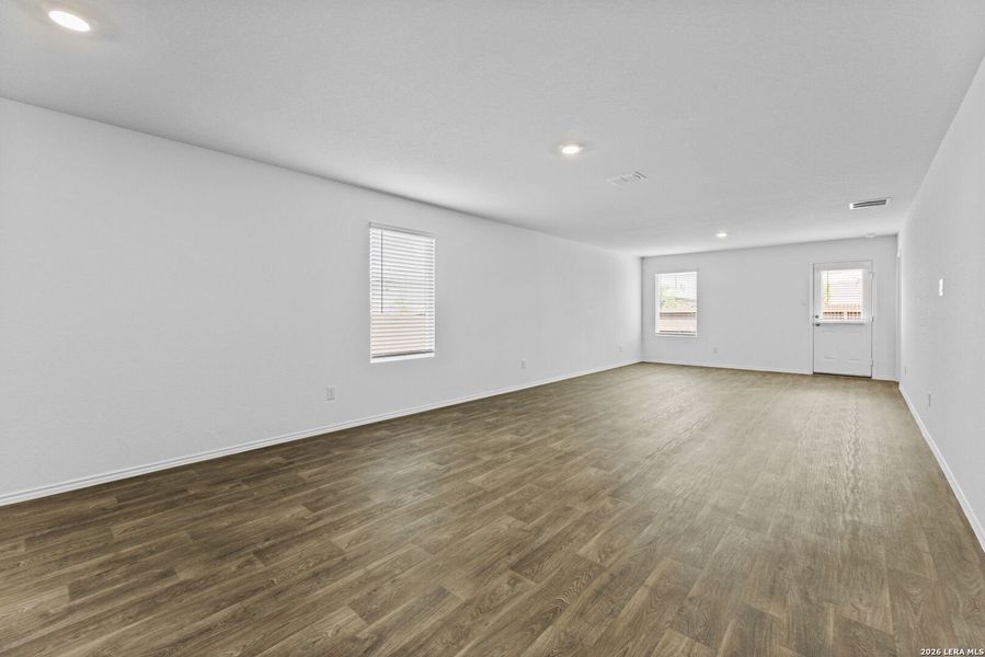 Spacious, unfurnished interior of a new home in Avenida, Converse (Image 11).