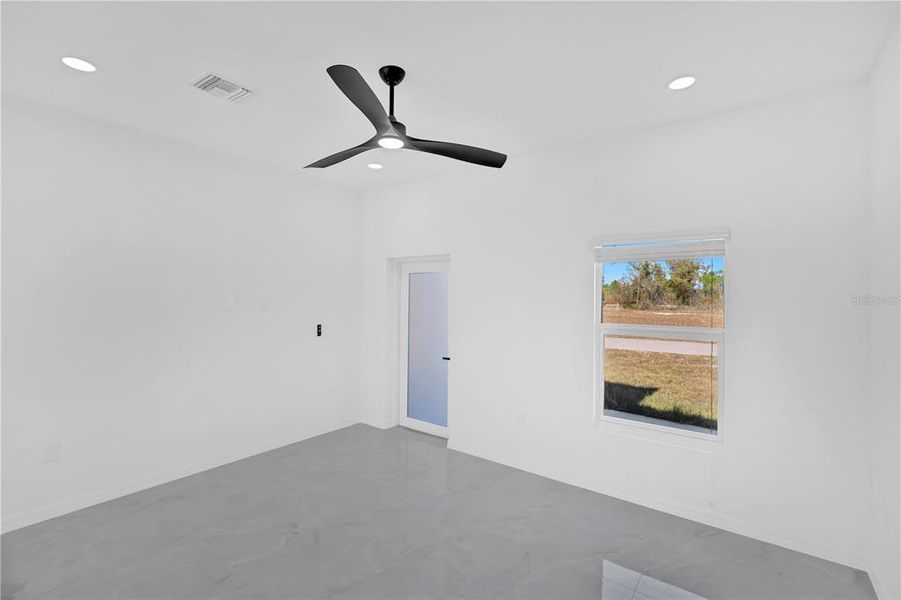 Spacious, unfurnished interior of a new home in , Punta Gorda (Image 34).