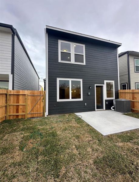 Exterior details and patio area of a home in McClendon Park Village, Houston (Image 3).
