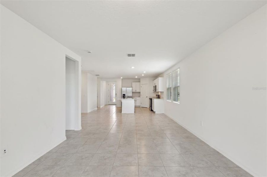 Spacious, unfurnished interior of a new home in Eden Hills, Lake Alfred (Image 31).