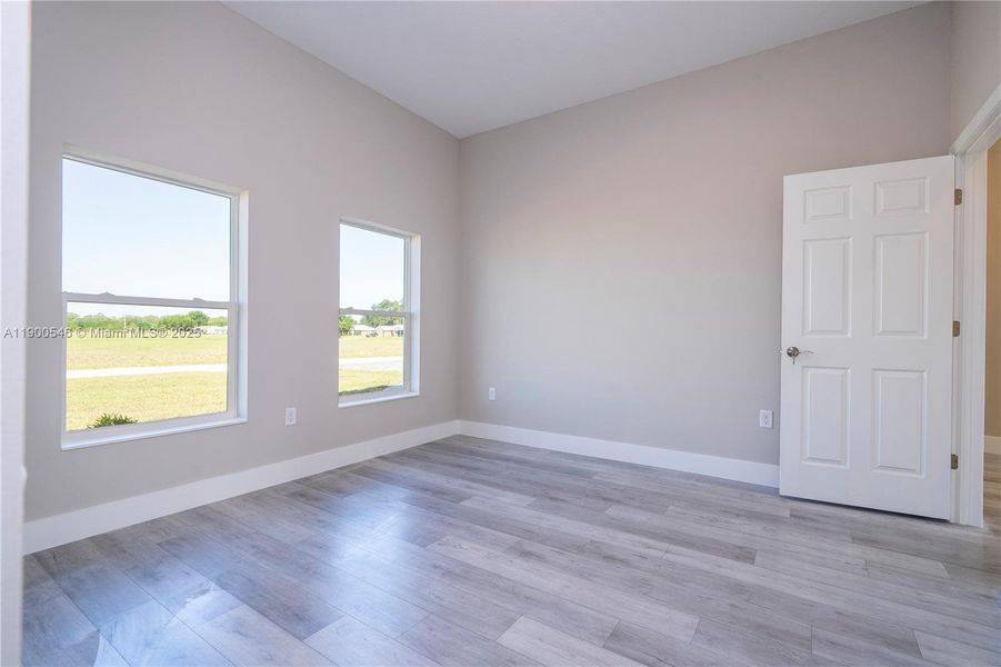 Spacious, unfurnished interior of a new home in , Sebring (Image 37).