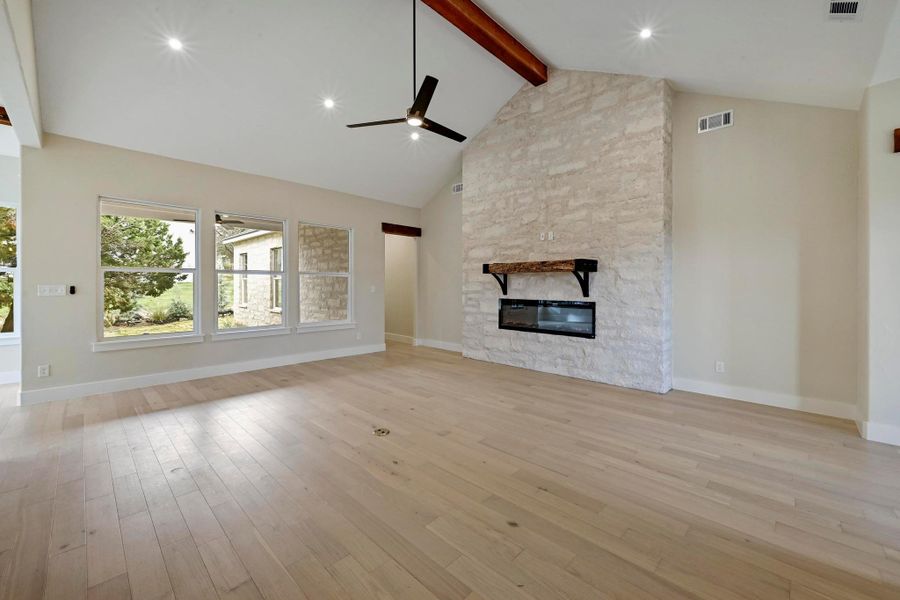 Spacious, unfurnished interior of a new home in , Horseshoe Bay (Image 24).