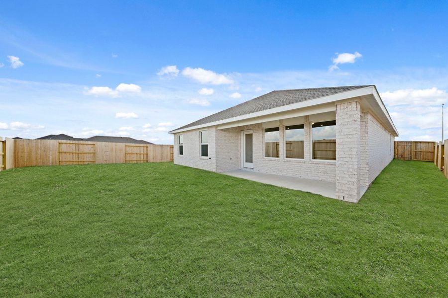 Exterior details and patio area of a home in Sunterra Lakes, Brookshire (Image 3).
