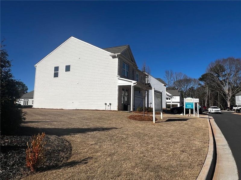 Exterior details and patio area of a home in Hickory Heights, Acworth (Image 25).