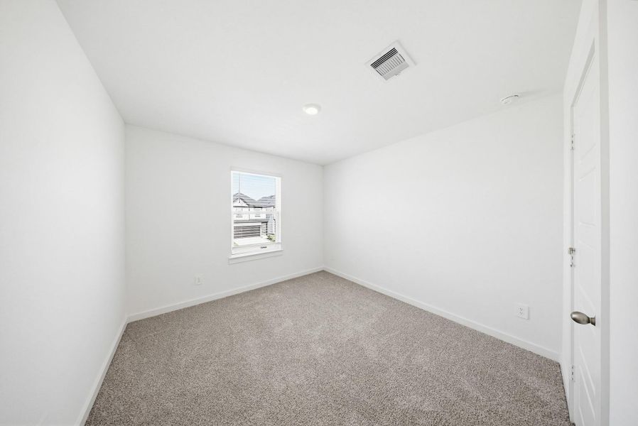 Secondary full bathroom with tub/shower combo