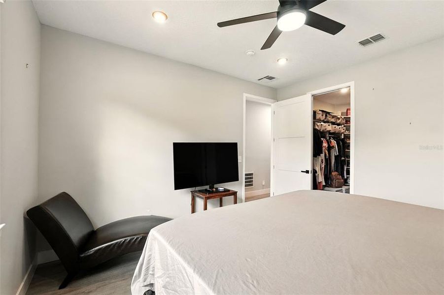 Furnished interior view inside a new home in , Orlando (Image 10).