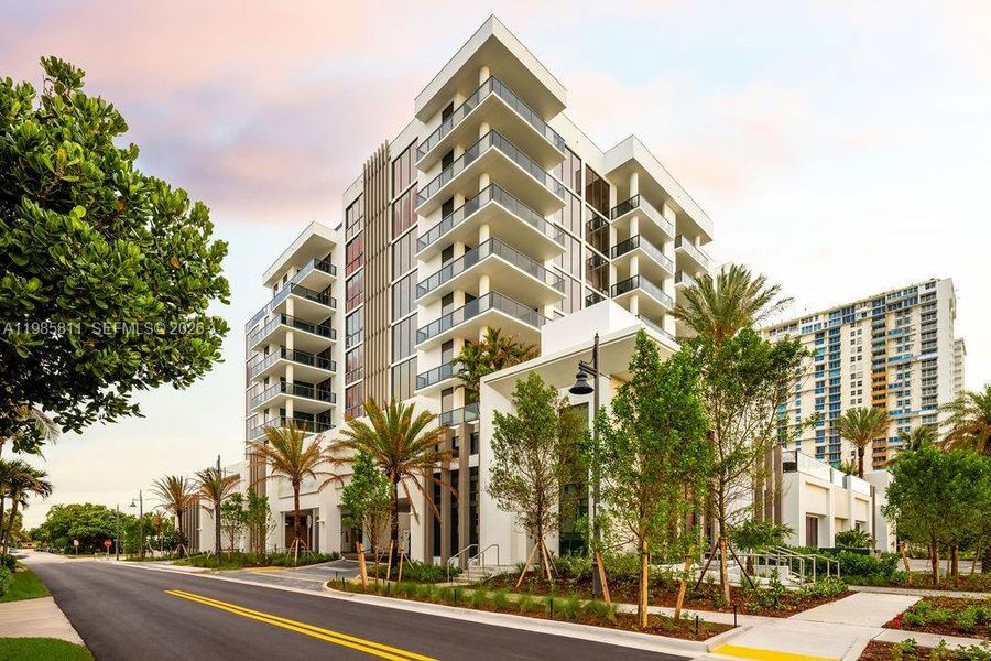 Condo located in Pompano Beach, FL showcasing its design and architecture (Image 4).