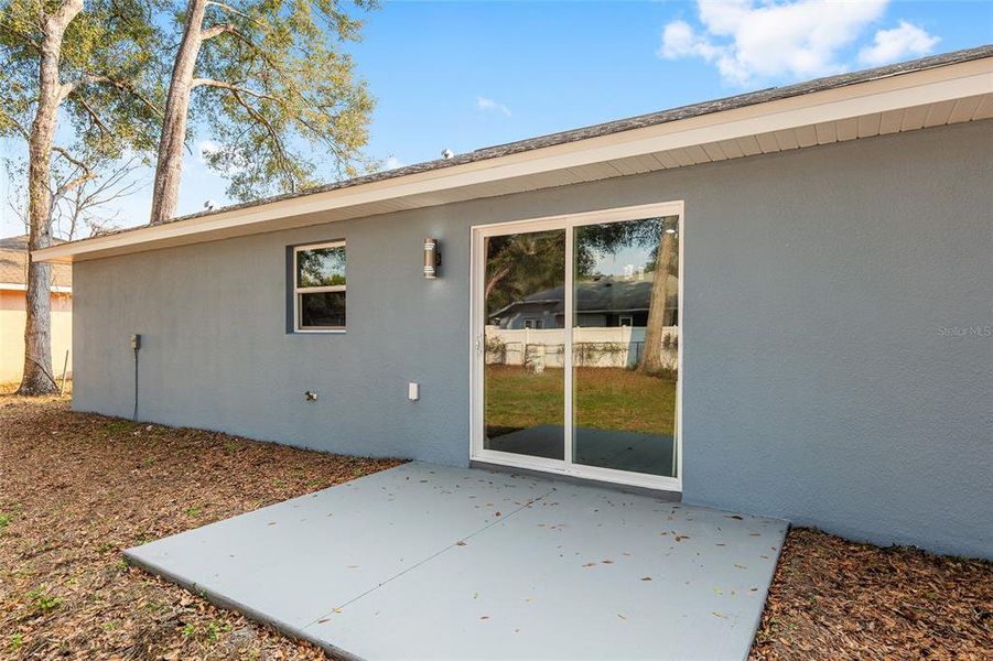 Exterior details and patio area of a home in , Dunnellon (Image 27).