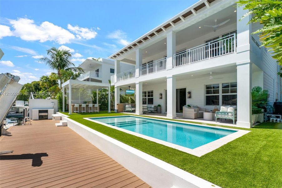 Exterior details and patio area of a home in , Tavernier (Image 24).