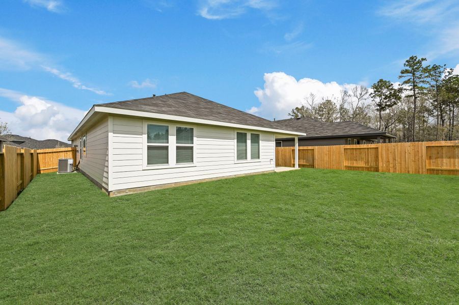 Exterior details and patio area of a home in Silverthorne, Conroe (Image 3).
