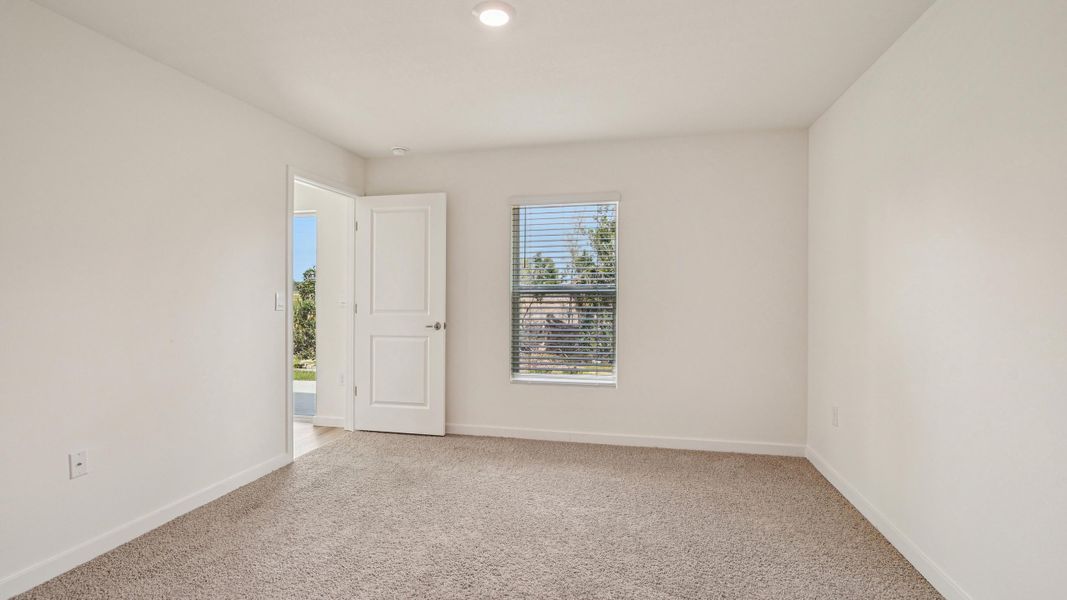 Representative unfurnished interior of a home built from the Alford by D.R. Horton in Somerset Bay, Spring Hill (Image 25).