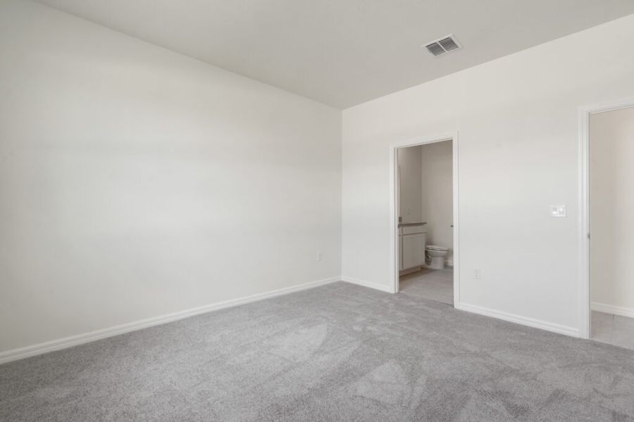 Spacious, unfurnished interior of a new home in Eden Hills, Lake Alfred (Image 9).