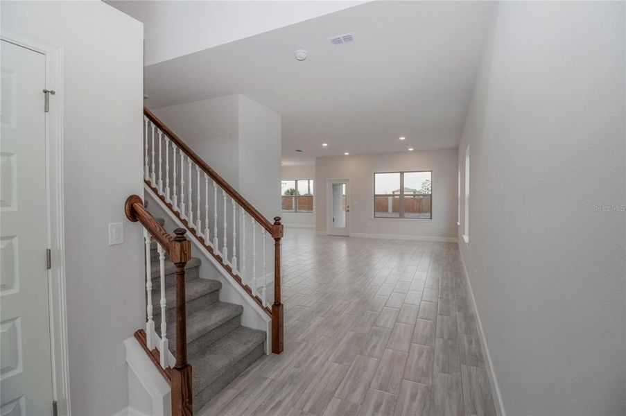 Spacious, unfurnished interior of a new home in St. John's Preserve, Palm Bay (Image 7).