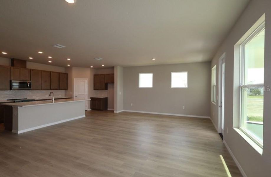 Spacious, unfurnished interior of a new home in Southwind – Executive Series, Plant City (Image 9).