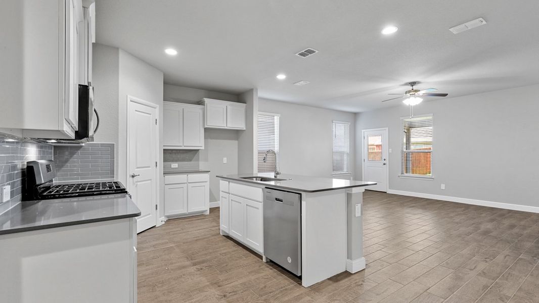 Furnished interior view inside a new home in Trails of Elizabeth Creek, Fort Worth (Image 6). Furnished interior view inside a new home in Trails of Elizabeth Creek, Fort Worth (Image 6).