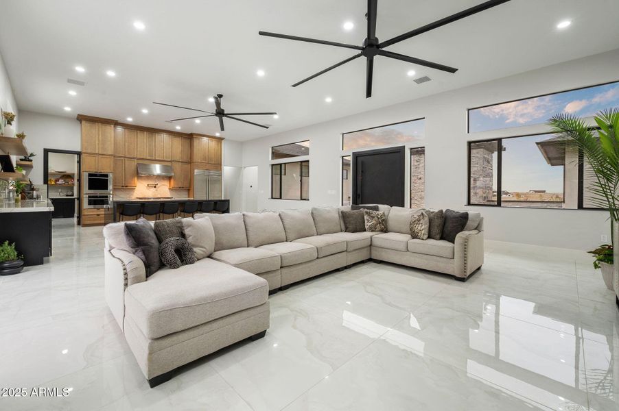 28-Living Room (3) 28-Living Room (3)