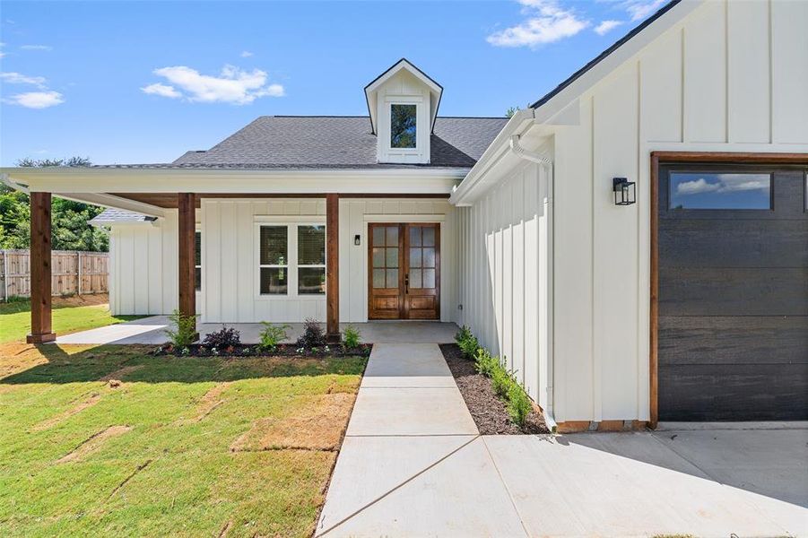 Exterior details and patio area of a home in , Granbury (Image 21).