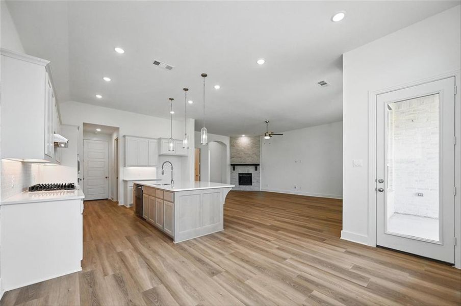 2131CharmingForgeRoadCANTA017 2131CharmingForgeRoadCANTA017