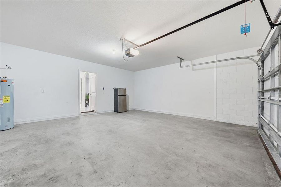 Spacious, unfurnished interior of a new home in Lake Diamond, Ocala (Image 23).