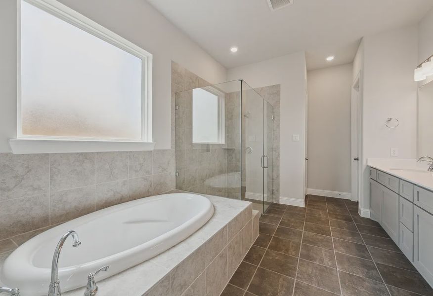 Plan 5072 Primary Bath - 12 of 22