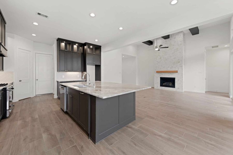Representative furnished interior of a home built from the Rivers 60′ Lot by Chesmar Homes in Fulshear Lakes, Fulshear (Image 9).