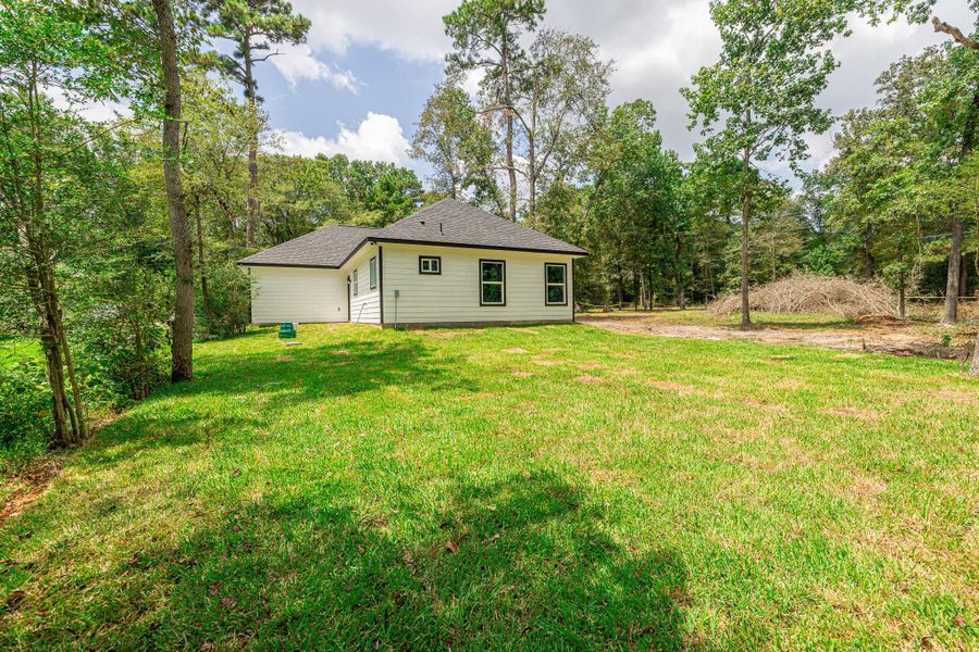 Exterior details and patio area of a home in , Willis (Image 4).