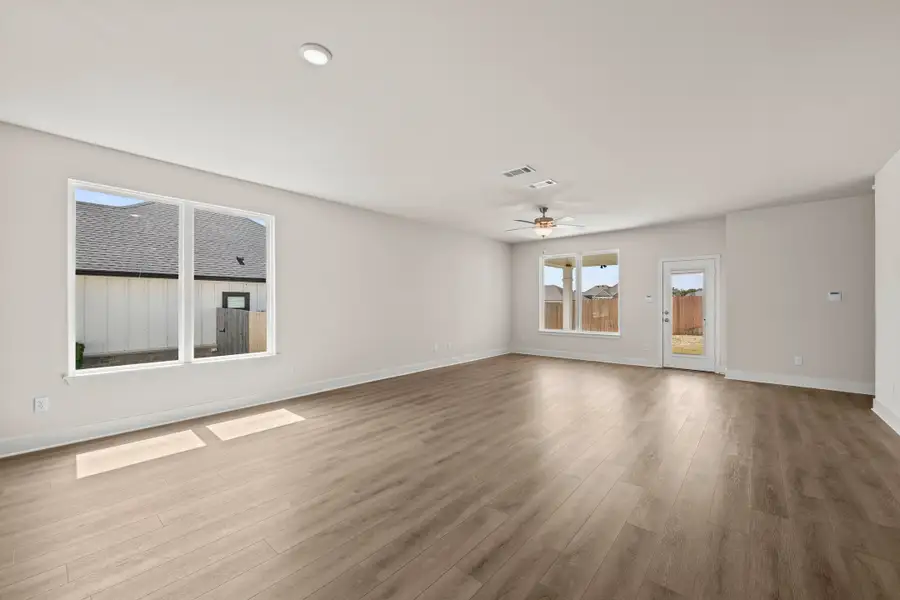 Spacious, unfurnished interior of a new home in Liberty Oaks, Waco (Image 7).