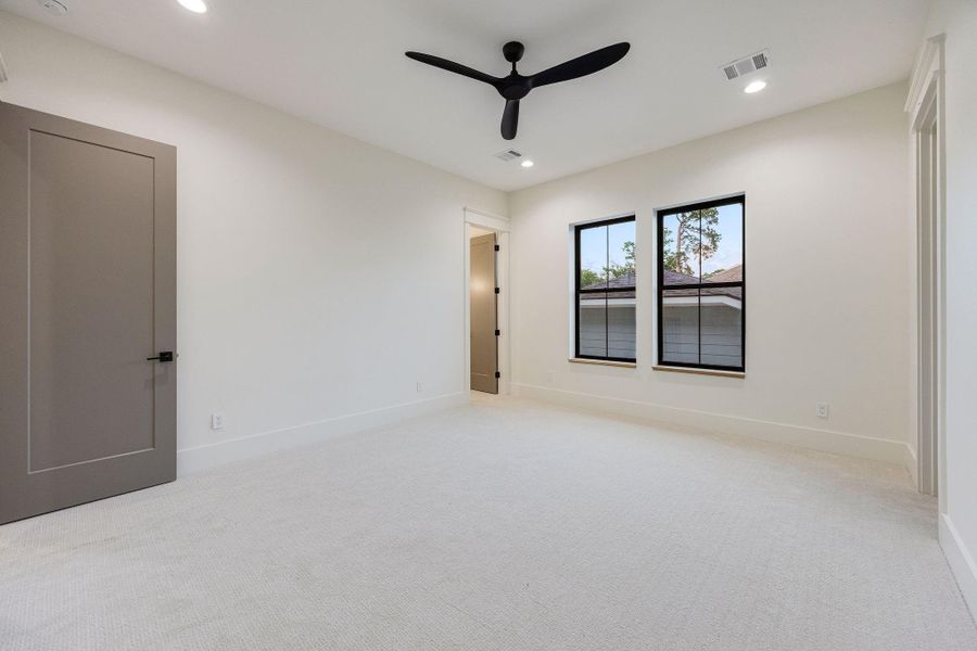 Spacious, unfurnished interior of a new home in , Houston (Image 36).