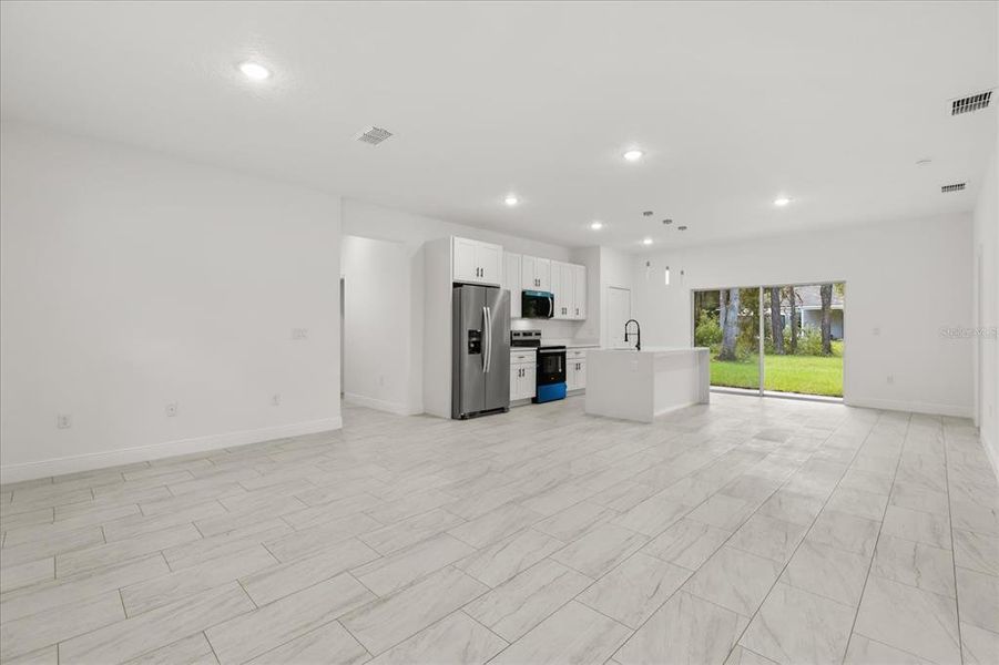 Spacious, unfurnished interior of a new home in , Citrus Springs (Image 17).
