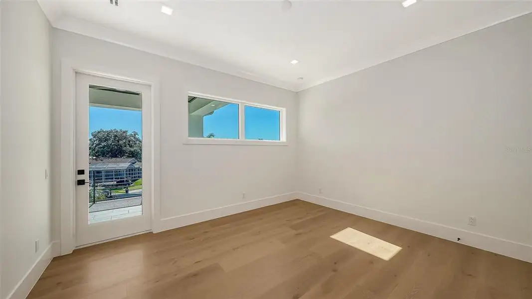 Spacious, unfurnished interior of a new home in , Sarasota (Image 22).