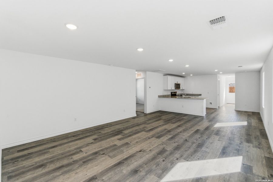 Spacious, unfurnished interior of a new home in Cinco Lakes, San Antonio (Image 22).